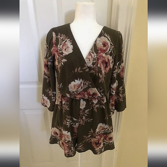 NWOT Francesca’s Fall Mi Ami Womens Olive Green Floral Romper Quarter Sleeve - Picture 3 of 5